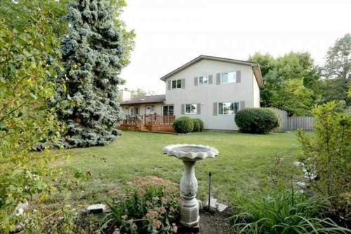 a yard with a house and a birdbath in the yard w obiekcie Quiet and Comfortable Homestay w mieście Oakville