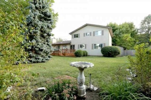 a yard with a house and a birdbath in the yard at Quiet and Comfortable Homestay in Oakville
