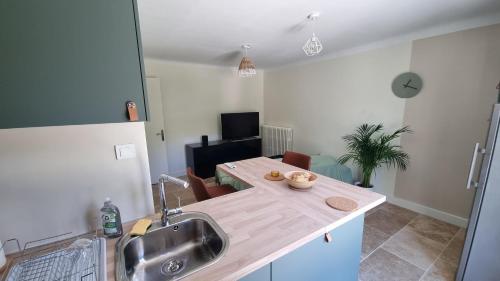 Photo de la galerie de l'établissement Appartement lumineux avec accès jardin et piscine chauffée, à Avignon