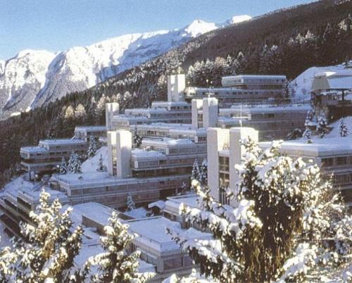 メッツァーナにあるMarrileva-Folgarida, Apartmán v Residence Albareの雪山を背景にした大きな建物