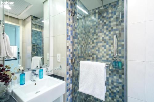 y baño con lavabo y espejo. en bnbmehomes - Studio in The Palm Near Nakheel Mall w Sea View - 205, en Dubái