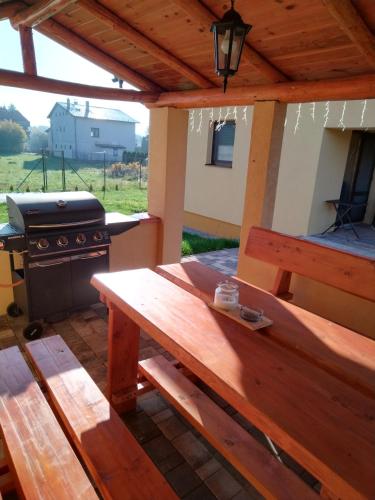 drewniany stół piknikowy z grillem i kuchenką w obiekcie Ubytovanie v súkromí Horec w Liptowskim Mikulaszu