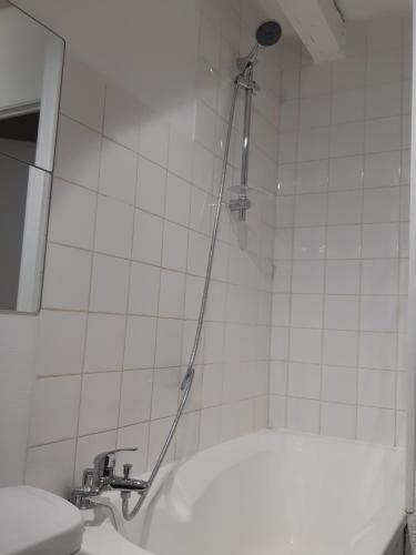 Photo de la galerie de l'établissement Elbeuf studio combles chambre séparée wifi Sweet Home, à Elbeuf