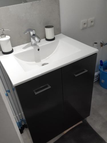 Photo de la galerie de l'établissement Elbeuf studio combles chambre séparée wifi Sweet Home, à Elbeuf