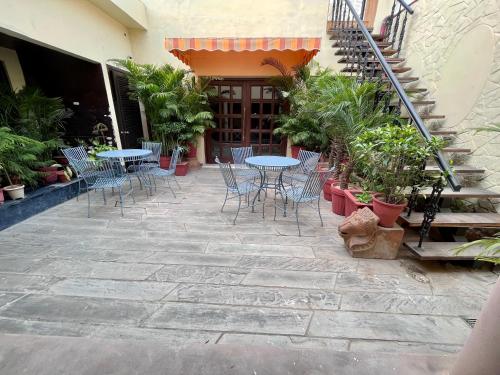 Un balcón o terraza de Ratnawali – A Vegetarian Heritage Hotel