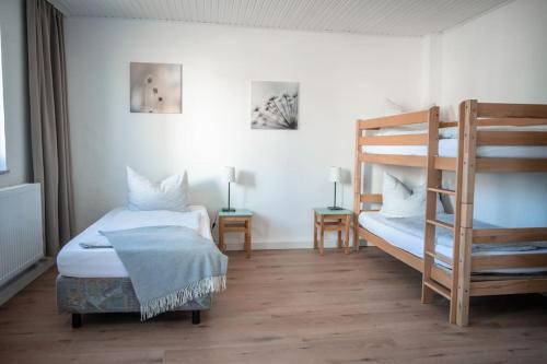 1 Schlafzimmer mit 2 Etagenbetten und einer Leiter in der Unterkunft Haus Morgentau mit Garten in zentraler Lage in Kassel