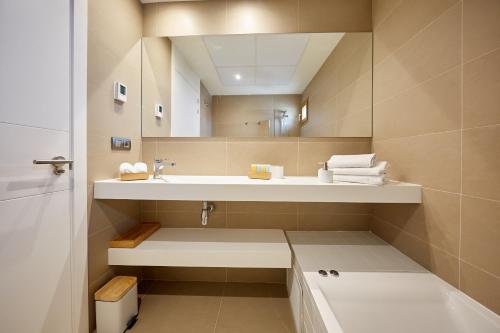 Vonios kambarys apgyvendinimo įstaigoje INTEMPO Sky Apartments 213