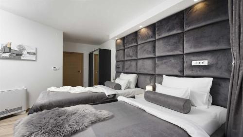 Posteľ alebo postele v izbe v ubytovaní Villa Amfora with heated pool, wellness and tennis