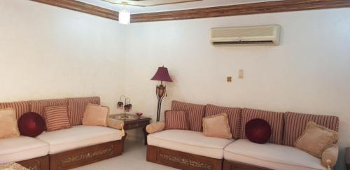 Ein Sitzbereich in der Unterkunft Family Environmental Studio/مجلس خارجي بفيلا سكنية