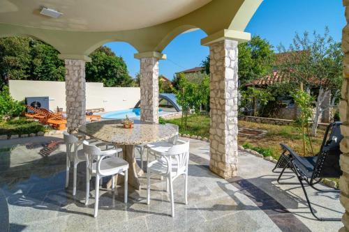 Fotografie z fotogalerie ubytování Charming Villa Rea with heated pool v destinaci Sveti Filip i Jakov