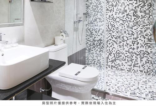 uma casa de banho com um lavatório, um WC e um chuveiro em Royal Group Hotel Ho Yi Branch em Kaohsiung