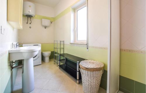 łazienka z umywalką i toaletą w obiekcie Casa 121 G w mieście Pizzo