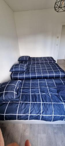Un pat sau paturi într-o cameră la Guibert 19 F2 bis 2 chbres 6 personnes max wifi sweet home