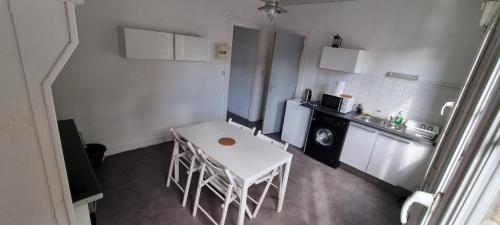 Kuhinja oz. manjša kuhinja v nastanitvi Guibert 19 F2 bis 2 chbres 6 personnes max wifi sweet home