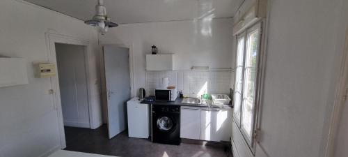 O bucătărie sau chicinetă la Guibert 19 F2 bis 2 chbres 6 personnes max wifi sweet home