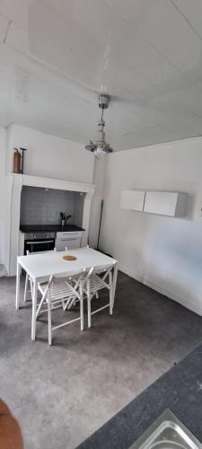 Un pat sau paturi într-o cameră la Guibert 19 F2 bis 2 chbres 6 personnes max wifi sweet home