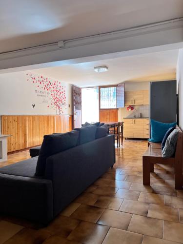 salon z kanapą i stołem w obiekcie Casa Spaziosa: Adelfia w mieście Adelfia