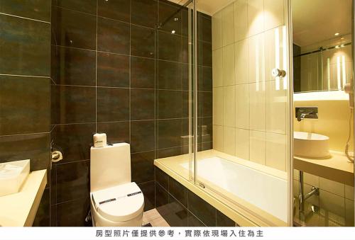 y baño con aseo, ducha y lavamanos. en Royal Group Hotel Bo Ai Branch en Kaohsiung