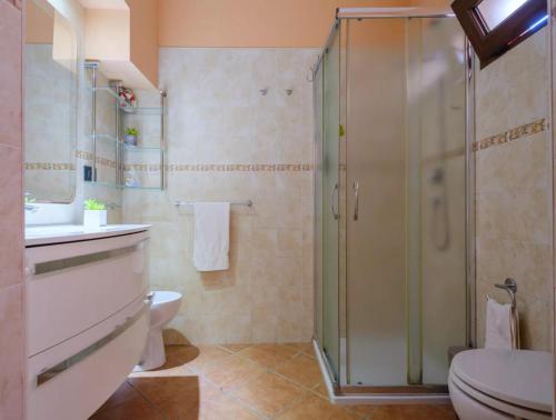 La salle de bains est pourvue d'une douche, de toilettes et d'un lavabo. dans l'établissement Notte Della Taranta Luxury Holiday, à Carpignano Salentino