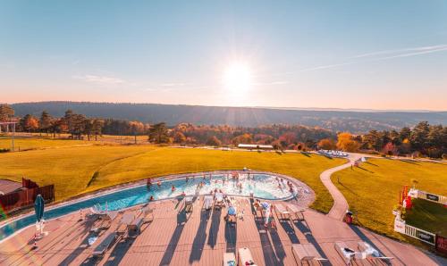 Bazén v ubytování Hotel Arłamów nebo v jeho okolí