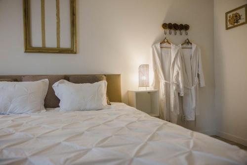 ein Schlafzimmer mit einem Bett und einem an der Wand hängenden Bademantel in der Unterkunft Vakantiehuis sINNE in Oostmalle