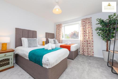Una cama o camas en una habitación de 3 Bedroom House in Stevenage By White Orchid Property Relocation Free Paring Wi-Fi Serviced Accommodation