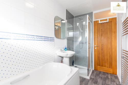 a bathroom with a shower and a toilet and a sink at 3 Bedroom House in Stevenage By White Orchid Property Relocation Free Paring Wi-Fi Serviced Accommodation in Stevenage
