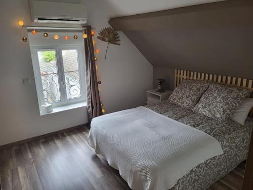 una camera con un letto bianco e una finestra di Très bel appartement cosy en hyper centre a Romorantin