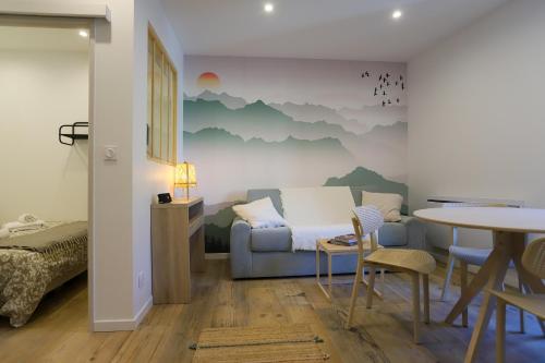 un salon avec un canapé et une table dans l'établissement Rêve blanc 2 étoiles à Annecy centre ville et lac, à Annecy