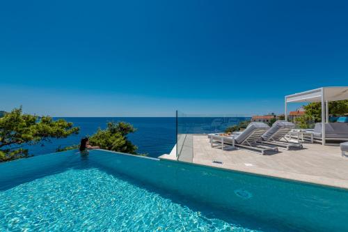 een zwembad met uitzicht op de oceaan bij Villa Orabelle in Dubrovnik