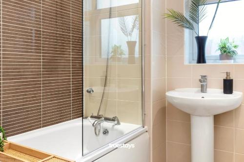 Ванная комната в NEW Berkley House by Truestays - 3 Bedroom House in Stoke-on-Trent