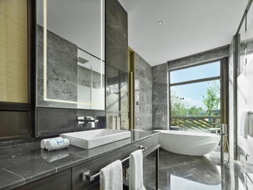 Ein Badezimmer in der Unterkunft HOMM Huzhou Xisai Shan