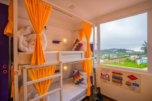 Palanda nebo palandy na pokoji v ubytování goSTOPS Ooty