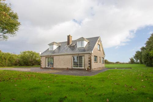KilmoreにあるSaltee View Holiday Home by Trident Holiday Homesの草原家