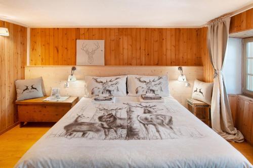 a bedroom with a bed with a drawing of wolves at Sweet Somma Mountain Lodge in San Guglielmo