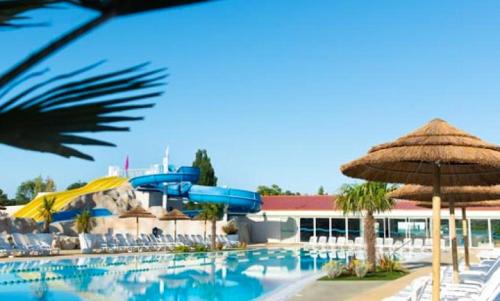 Bazén v ubytování Bungalow de 3 chambres avec piscine partagee jardin amenage et wifi a Les Mathes a 1 km de la plage nebo v jeho okolí