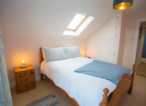 Saltee View Holiday Home by Trident Holiday Homesにあるベッド