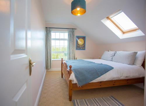 Saltee View Holiday Home by Trident Holiday Homesにあるベッド