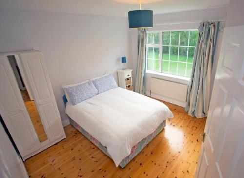 Saltee View Holiday Home by Trident Holiday Homesにあるベッド