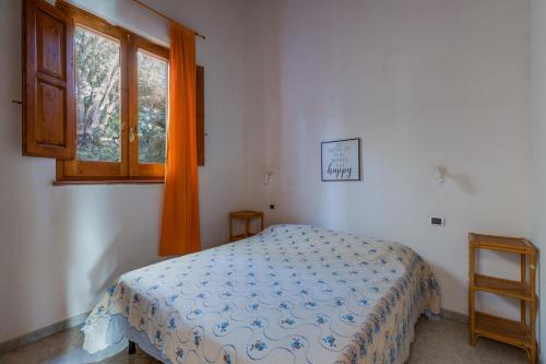 - une chambre avec un lit et une fenêtre dans l'établissement Samarighouse, à Putzu Idu