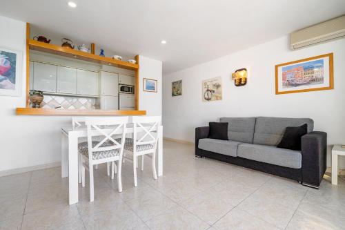 een woonkamer met een bank en een tafel bij Hauzify I Apartament Gavina in Salou