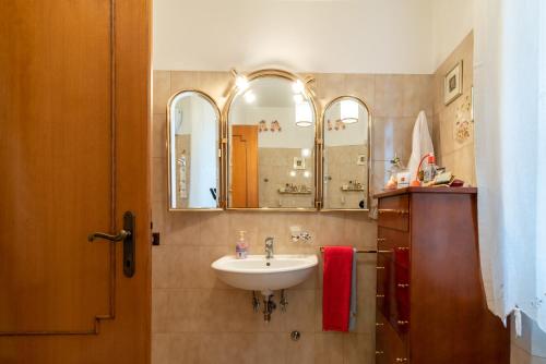 モンテプルチャーノにあるCasa Dolce Casaのバスルーム(洗面台、鏡付)