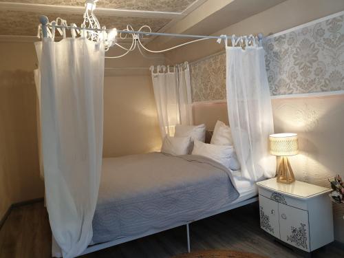 מיטה או מיטות בחדר ב-Stillvolle Designwohnung im historischen Zentrum