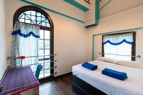Schlafzimmer mit einem Bett und einem Fenster in der Unterkunft Travel Hub Guesthouse in Kuala Lumpur