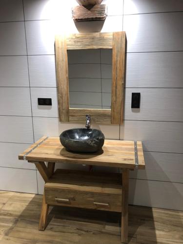 een badkamer met een wastafel en een spiegel bij Chalet 3 Céline 6 personnes Vieux Village in Bonneval-sur-Arc