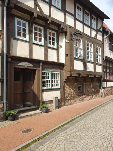 an old building on a cobblestone street at Stillvolle Designwohnung im historischen Zentrum in Stolberg i. Harz
