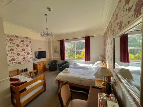 ein Schlafzimmer mit einem Bett und ein Wohnzimmer in der Unterkunft Melton Guest House in York