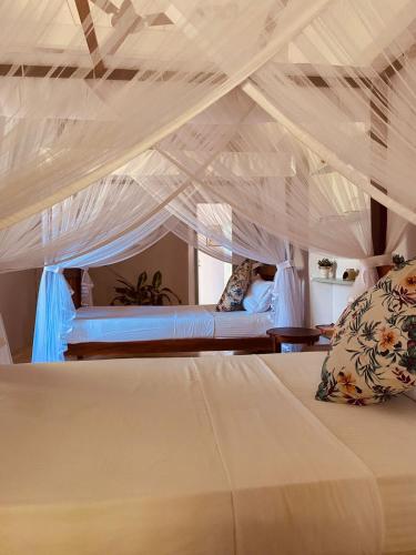 - une chambre avec deux lits au plafond dans l'établissement Cafe Ceylon, à Koggala