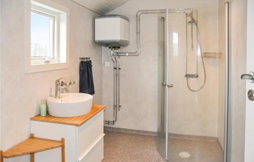 La salle de bains est pourvue d'une douche et d'un lavabo. dans l'établissement Beautiful Home In Bovik With Wifi, 