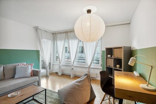 a living room with a couch and a table at Beautiful Boutique Apartment DRAHTZUG8 in Zürich